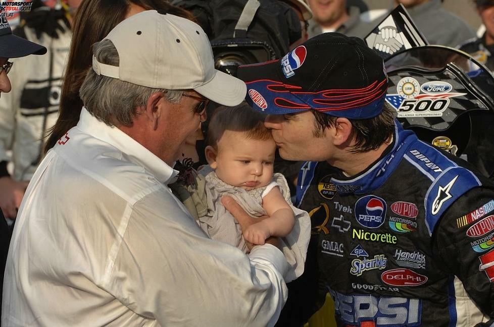 Nach dem Frühjahrsrennen gewinnt Jeff Gordon auch das Herbstrennen in Talladega. Tochter Ella feiert im Alter von dreieinhalb Monaten ihre Premiere in der Victory Lane. Ebenfalls mit dabei: Teambesitzer Rick Hendrick, der den Gordon-Nachwuchs in die Siegerstraße trägt.