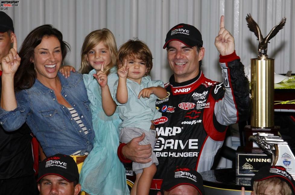 Um seinen ersten Saisonsieg 2012 feiern zu können, muss Jeff Gordon bis in den August hinein warten. In Pocono hat der inzwischen zweifache Familienvater (Sohn Leo kam im August 2010 auf die Welt) gleich doppeltes Glück. Erst kegeln sich beim letzten Restart die fünf vor ihm platzierten Fahrer gegenseitig von der Piste, dann zieht just in dem Moment als Gordon erstmals in Führung liegt, eine Gewitterfront über dem Pocono Raceway herein. Das Rennen wird vorzeitig abgebrochen und Familie Gordon feiert in der Victory Lane.