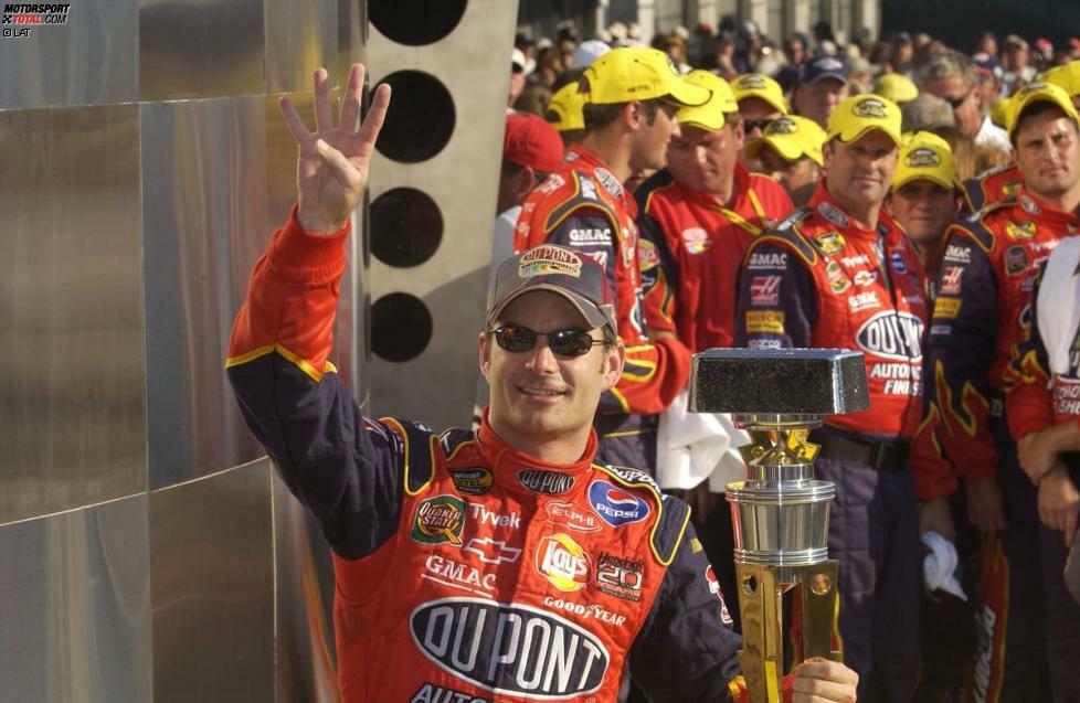 Doch der Sommer 2004 gehört Jeff Gordon. Im Juni/Juli holt er sich parallel zu den beiden Siegen in Sonoma und Daytona gleich vier Pole-Positions am Stück. Im August gewinnt der gebürtige Kalifornier zum vierten Mal nach 1994, 1998 und 2001 das Brickyard 400 in Indianapolis. Der legendäre Speedway in Indiana ist die zweite Heimat von Gordon, denn als Jeff 14 Jahre alt war, zogen Mutter Carol und Stiefvater John Bickford von Vallejo (Kalifornien) nach Pittsboro (Indiana), um die Rennfahrerkarriere des talentierten Filius so richtig auf Touren zu bringen.