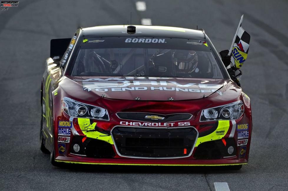 ... biegt in Martinsville in die Victory Lane ein. Nach seinem ersten Saisonsieg 2013 reist Gordon als Tabellendritter hinter den punktgleichen Matt Kenseth (Gibbs-Toyota) und Jimmie Johnson zum drittletzten Saisonlauf an den Texas Motor Speedway. Dort allerdings beendet ein Reifenschaden die Hoffnungen auf den 