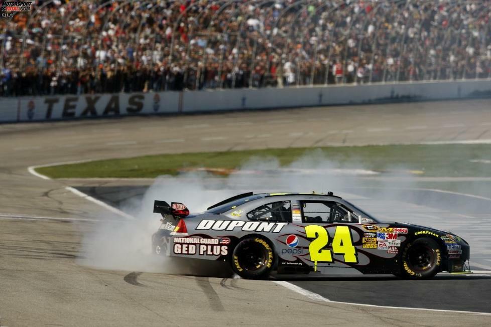 Beim nächsten Auftritt der NASCAR-Boliden auf dem Texas Motor Speedway in Fort Worth setzt sich Gordon durch. Der Kalender zeigt inzwischen April 2009 und der Texas-Sieg bleibt Gordons einziger Triumph in der Saison 2009.