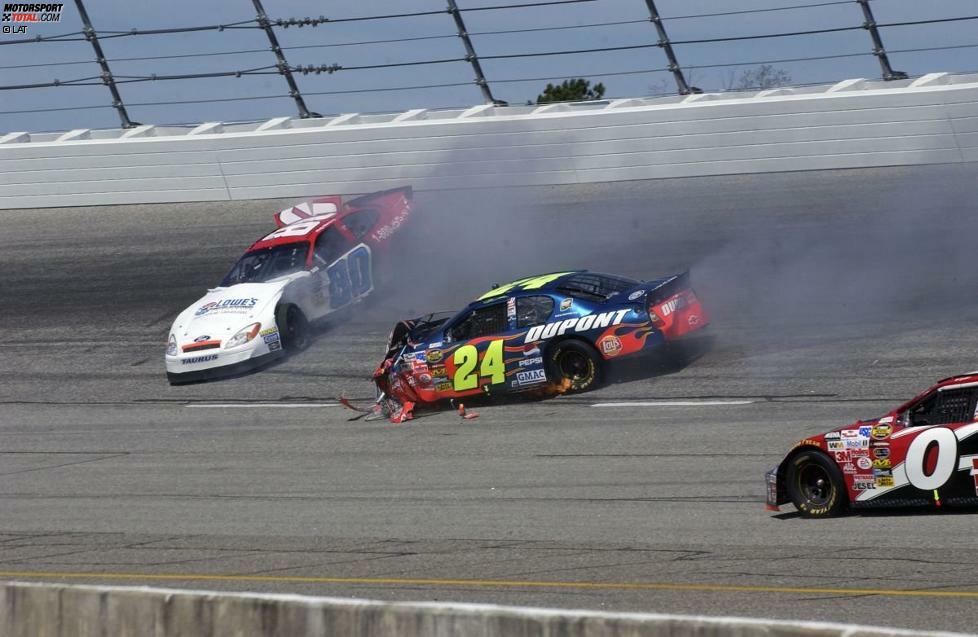 So beginnt die Saison 2004 ausgesprochen harzig. Beim Frontalcrash mit Andy Hillenburg im März in Darlington hat Jeff Gordon Glück, ohne Verletzungen davonzukommen. Auch bei den folgenden Rennen ist das Rennglück zunächst nicht auf Seite des Hendrick-Piloten.