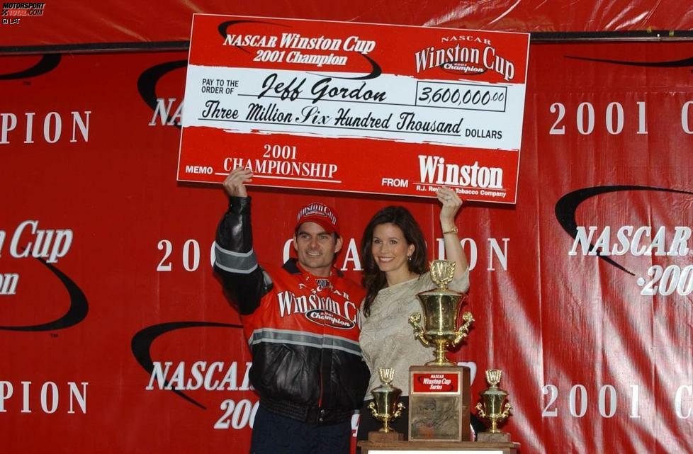 Der Winston-Cup-Titel 2001 wird zur sicheren Beute für Jeff Gordon. Mit ihm freut sich Brooke Sealey - ehemalige Miss Winston und Gordons Ehefrau Nummer eins - über Titel Nummer vier und 3,6 Millionen US-Dollar Preisgeld allein für diesen Titelgewinn.