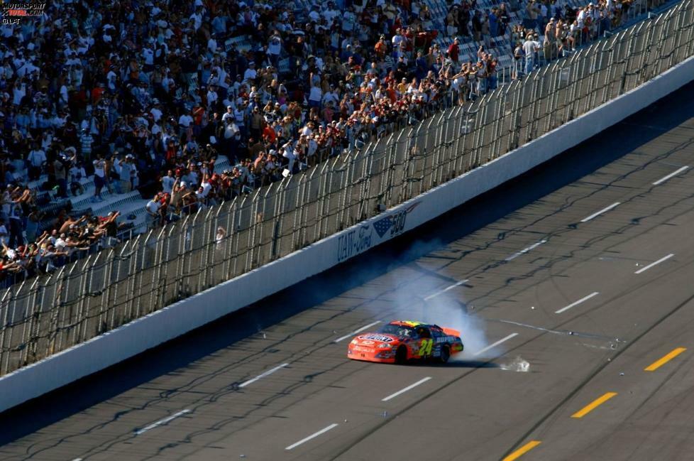 Nur eine Woche nach dem Phoenix-Sieg übertrifft Jeff Gordon die Earnhardt-Marke und holt sich seinen 77. Sieg in der höchsten NASCAR-Liga. Ort des Geschehens ist ausgerechnet die Earnhardt-Hochburg Talladega. Folge: Wie schon drei Jahre zuvor, als Dale Earnhardt Jr. knapp geschlagen Zweiter wurde, hagelt es auch diesmal Bierdosen für Sieger Jeff Gordon.