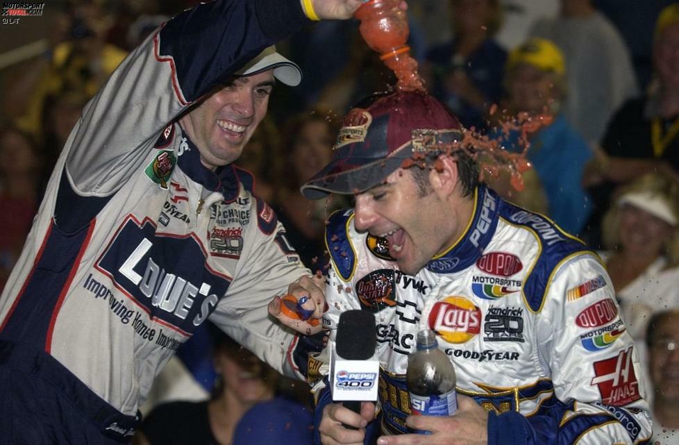 Beim Heimspiel in Sonoma und beim Pepsi 400 in Daytona (Foto) holt sich Jeff Gordon im Sommer 2004 seine Saisonsiege drei und vier. Teamkollege Jimmie Johnson spielt in Daytona die Rolle des Adjutanten und schiebt seinen Mentor bei der Restrictor-Plate-Schlacht zum Sieg. In den folgenden Jahren wird sich die Rollenverteilung zu Gunsten Johnsons drehen.