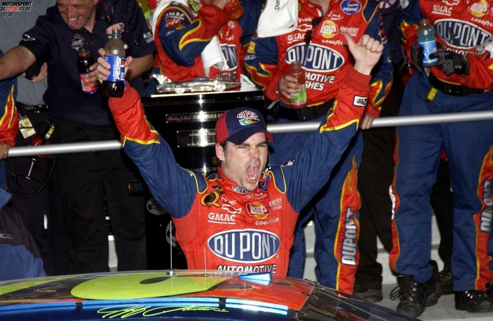 Nach knapp verpasstem Titel 2004 startet Jeff Gordon fulminant in die Saison 2005. Beim Saisonauftakt in Daytona fährt er nach 1997 und 1999 seinen dritten Daytona-500-Sieg ein. Im weiteren Verlauf der Regular-Season gewinnt er noch in Martinsville und Talladega, doch ...