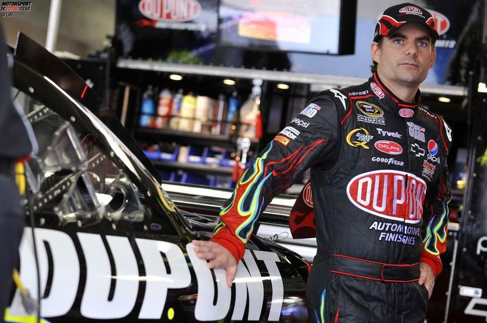 Von monatelangen Rückenschmerzen geplagt hat Jeff Gordon im Chase 2009 keine Chance gegen seine Hendrick-Teamkollegen Jimmie Johnson und Mark Martin. Die Form des damals dreimaligen NASCAR-Champions Johnson (sieben Saisonsiege) und des nimmermüden NASCAR-Olides Martin (fünf Saisonsiege) wäre für Gordon aber auch bei intakter Gesundheit schwer erreichbar gewesen. Johnson fährt letztlich ungefährdet zum vierten NASCAR-Titel in Folge.