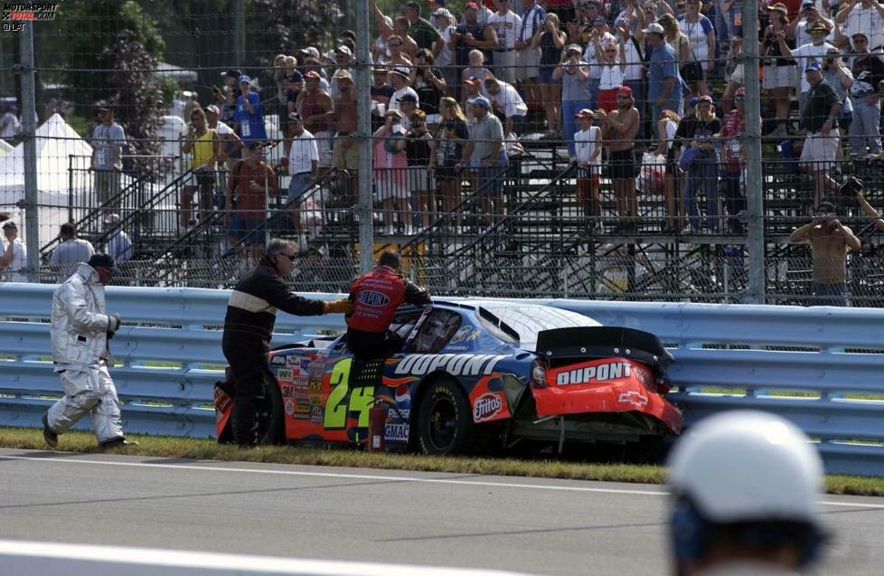 Der NASCAR-Alltag 2003 sieht für Jeff Gordon eher düster aus. Das Rennen in Watkins Glen, wo er in der letzten Kurve der letzten Runde von Kevin Harvick in die Leitplanke geschickt wird, ist Sinnbild eines durchwachsenen Sommers.