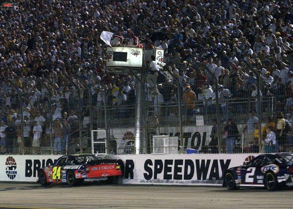 ... Ende August das Nachtrennen auf dem Bristol Motor Speedway ansteht. Dort setzt sich der viermalige NASCAR-Champion mittels Bump-and-Run gegen Rusty Wallace (Penske-Ford) durch und holt sich seinen ersten Saisonsieg. Damit ist der Knoten geplatzt, denn nur eine Woche später ...