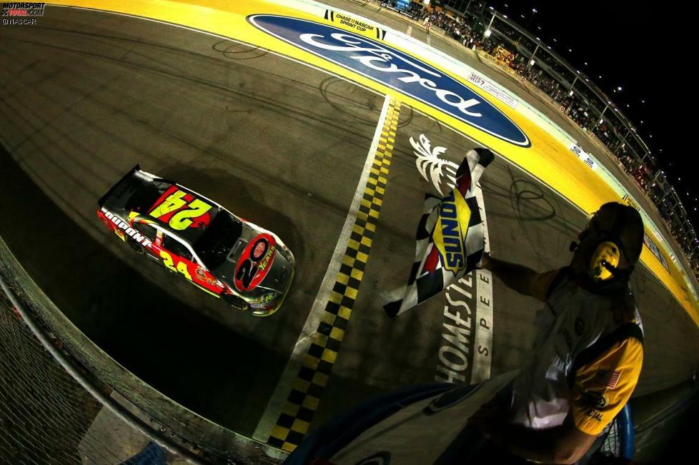 Nur eine Woche nach Phoenix steht in Homestead das Saisonfinale 2012 auf dem Programm. Jeff Gordon ist nach Punktabzug und Bewährungsstrafe am Start und schafft das Unmögliche. Er gewinnt das Rennen und holt sich damit seinen ersten Homestead-Sieg. Gleichzeitig ist es Gordons letzter Start mit dem DuPont-Schriftzug. Zweiter wird ein gewisser Clint Bowyer. Der Titel geht an Brad Keselowski (Penske-Dodge).