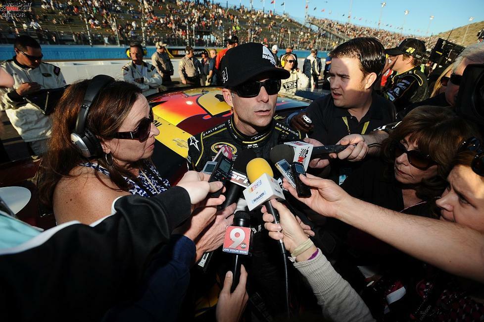 Beim vorletzten Saisonlauf in Phoenix muss Jeff Gordon seine Hoffnungen auf den Titel 2014 endgültig begraben, nachdem sich Ryan Newman in der letzten Kurve der letzten Runde die entscheidene Position erkämpft. Damit fährt der Childress-Pilot und nicht die Hendrick-Speerspitze mit Titelchancen zum Finale nach Homestead. Gordon beendet die Saison auf Gesamtrang sechs.