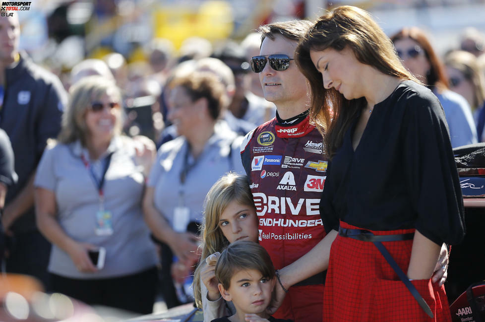 Ende September schreibt Jeff Gordon Geschichte: In Loudon klettert er zum 789. Mal in Folge ins Cockpit eines Boliden der höchsten NASCAR-Liga. Damit löst er Ricky Rudd ab und macht sich zum neuen 