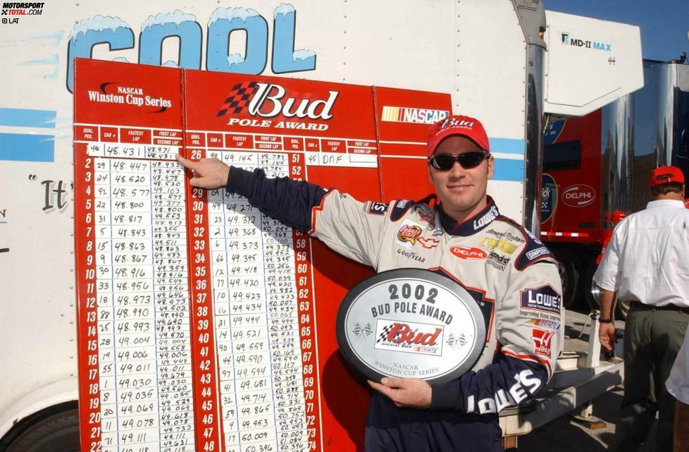 2002 beginnt Johnson seine erste volle Cup-Saison mit einem Paukenschlag: Pole-Position beim Daytona 500, das Rennen beendet er auf Platz 15.