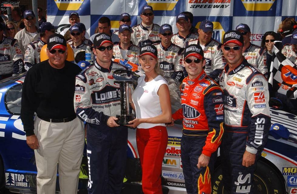 Im zehnten Saisonrennen 2002 folgt der erste Sieg im heimischen Fontana: Mit Johnson feiern Rick Hendrick, die aktuelle Miss-Winston, Teilhaber Jeff Gordon und sein kongenialer Crewchief Chad Knaus.