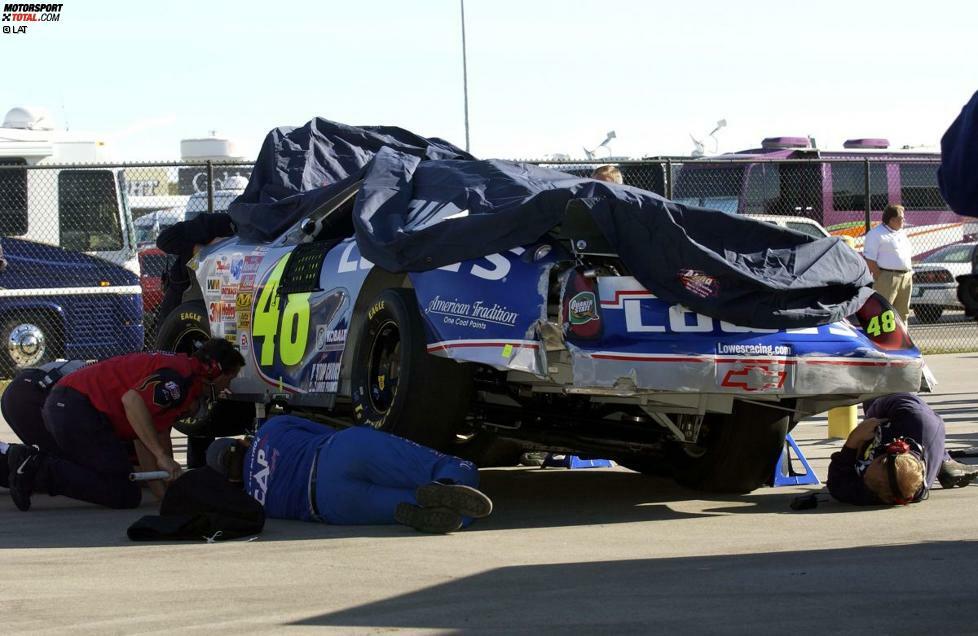 Training in Kansas City 2003 und der erste heftige Abflug: Johnson zerlegt seinen blauen Hendrick-Chevy mit der Startnummer 48.