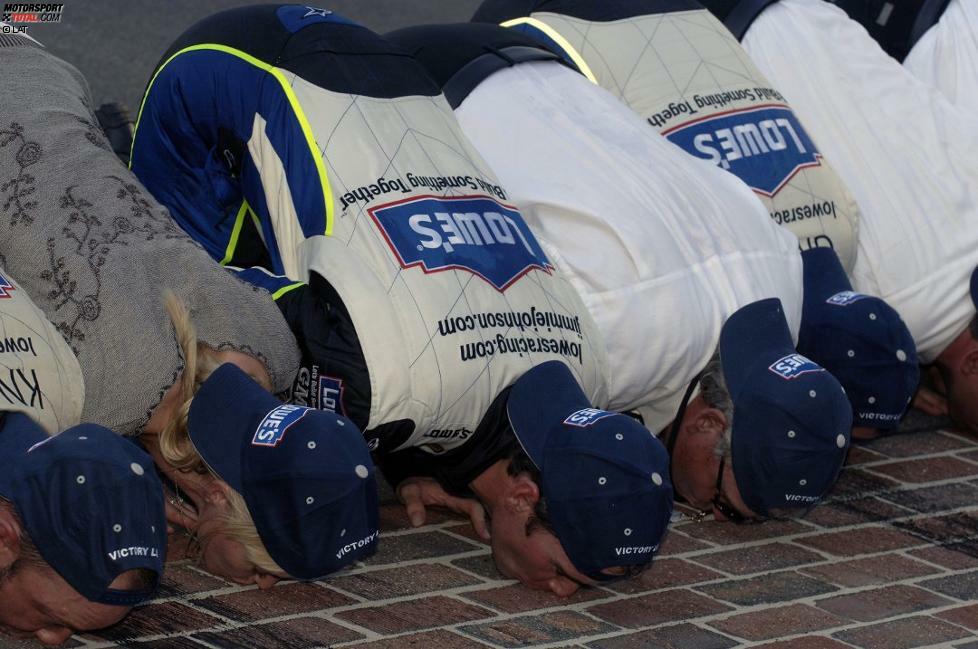 Im Sommer 2006 folgen das erste Mal die heißen Küsse für die Bricks von Indianapolis. Johnson befindet sich auf Kurs zu seinem ersten NASCAR-Titel.