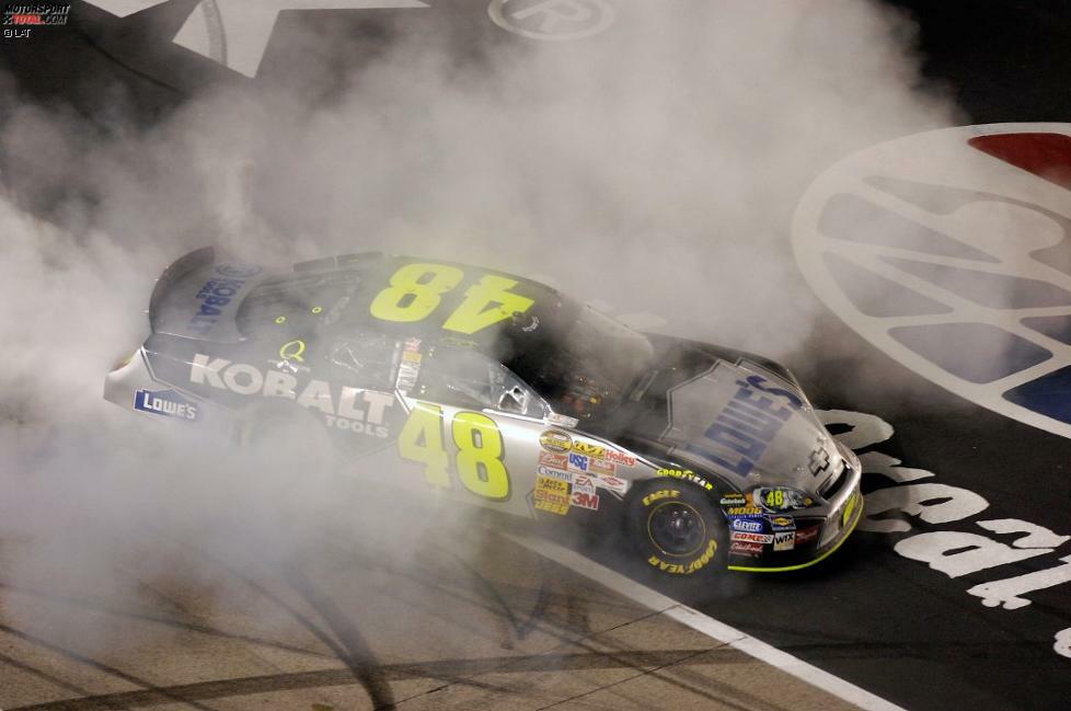 2007 wird rein ergebnistechnisch zur bisher besten Johnson-Saison: Nicht weniger als zehnmal(!) stellt er seinen Hendrick-Chevy in die Victory Lane. Die blaue 48 ist von nun auch auch ab und zu in Silber gehalten wie hier in Fort Worth.