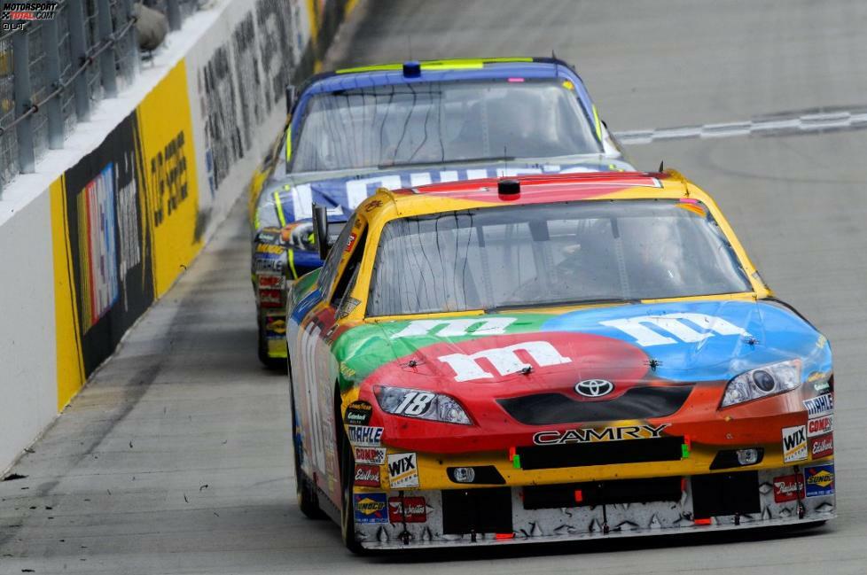 In der NASCAR-Saison 2008 erfährt Johnson zunächst Widerstand von einem entfesselt fahrenden Kyle Busch (Gibbs-Toyota), dem aber im Chase die Luft ausgeht.