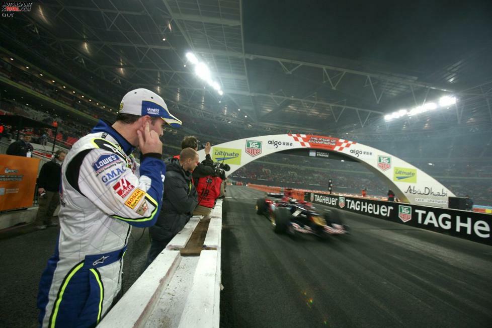 Im Dezember 2007 unternimmt Jimmie Johnson einen kleinen Europa-Abstecher zum Race of Champions in London. Hier bewundert er Sebastian Vettel, der im Toro Rosso ein paar Formel-1-Demorunden dreht.