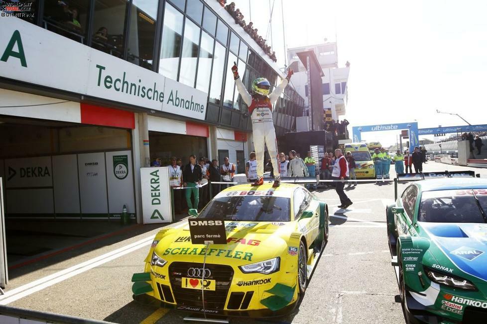 Auf dem Dach seines Audi RS5 DTM in Siegerpose.