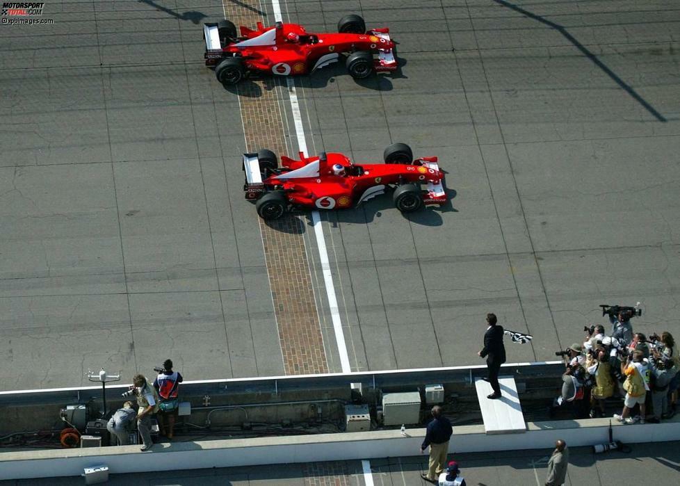 ...der Ferrari-Dominanz. Schumacher und Barrichello spielten in ihren haushoch überlegenen Boliden mit der Konkurrenz - und mit sich selbst. So wie hier beim umstrittenen Grand Prix der USA 2002, als die Ferrari-Piloten gleichauf über die Ziellinie fuhren.