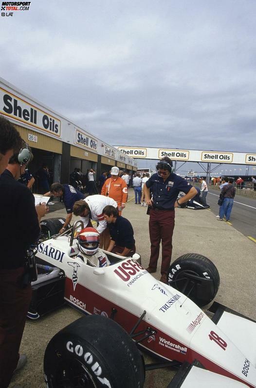 1988 gelang hinter McLaren, Ferrari, Benetton und Lotus immerhin Platz fünf in der Konstrukteurs-WM. Auch wenn Brawn seinen Boliden mit Eddie Cheever am Steuer hier so skeptisch beäugt.