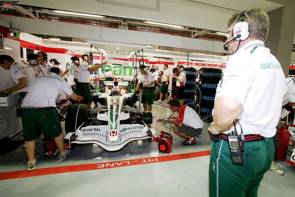 ...nicht auf der Couch aus. Ende 2007 bot ihm Honda beim schwächelnden Formel-1-Team den Posten des Teamchefs an. Brawn konnte nicht widerstehen. Schon nach wenigen Rennen 2008 gab er allerdings die Saison auf und wies seine Mannschaft an, alle Energien auf die Saison 2009 zu konzentrieren. Doch dann...
