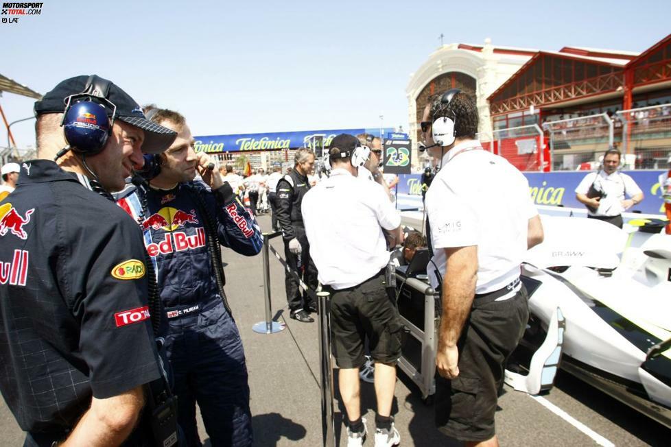 ...Stardesigner Adrian Newey von Red Bull, bewunderte das Sensationsauto, mit dem Jenson Button schon in der ersten Saisonhälfte alles für den Titelgewinn klar machte. Kein Wunder, dass...