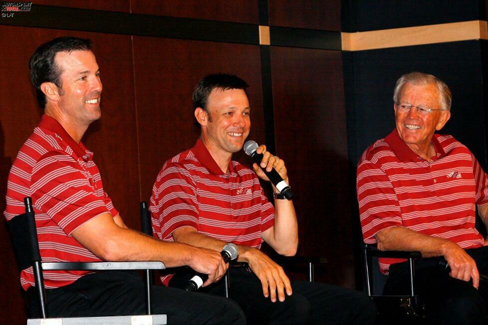 Im Sommer 2012 platzt die Bombe: Kenseth wechselt von Roush/Fenway Racing zu Joe Gibbs Racing. Oder wie der verärgerte Roush formuliert: Auf die dunkle Seite. Teamchef J.D. Gibbs (li.) und Coach Joe Gibbs (re.) wiederum freuen sich auf Mr. Konstant.