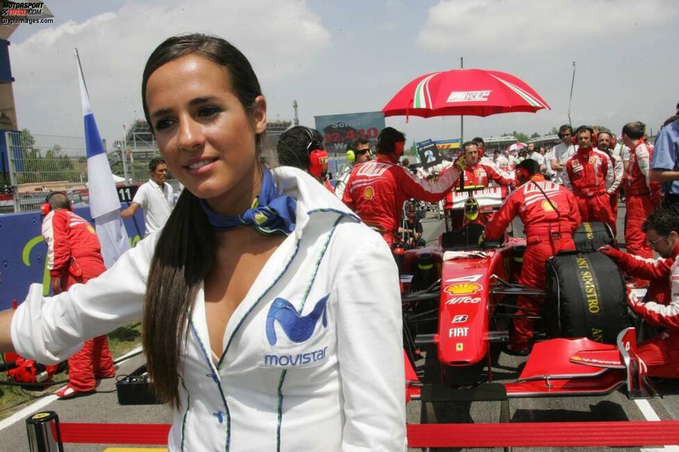 Räikkönen muss 2009 bis zum vierten Rennen der Saison warten, bis es endlich überhaupt einige Punkte gibt. Endlich der erhoffte Aufschung. Im ersten Europarennen in Barcelona sind die Vorzeichen aber wieder schlecht: Kimi und sein Gridgirl auf Startplatz 16.