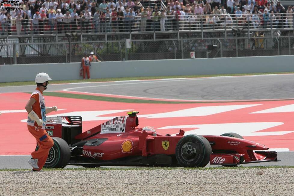 Im Rennen dann wohl das Ende aller Träume in der Saison 2009. Ausfall durch Hydraulikschaden - wieder eine Nullnummer. Das hebt weder die Laune, noch die Motivation für den Rest des Jahres. In den folgenden Grands Prix geht der Wechsel zwischen zaghaften Erfolgen und herben Enttäuschungen weiter. Erst nach dem Unfall von Teamkollege Felipe Massa in Ungarn wird es besser.
