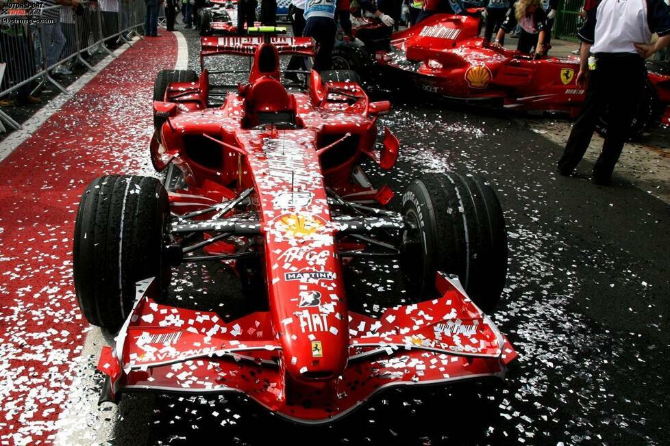 Ein Finale für die Ewigkeit! Kimi Räikkönen macht im Kampf gegen Alonso und Hamilton alles richtig und wird sensationell Weltmeister - mit einem Punkt Vorsprung auf seine Widersacher. In diesem Moment ist der Finne endgültig aus dem langen Schatten von Michael Schumacher getreten. Die Tifosi lieben ihn beim ersten Titelgewinn mehr als den Deutschen nach vielen Jahren.