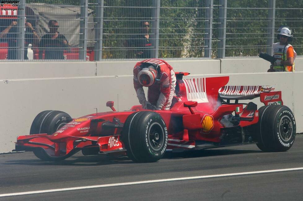 Eine Nullnummer in Monaco lässt den Champion in der Fahrerwertung hinter Lewis Hamilton (Mercedes) zurückfallen. Es folgt ein Ausfall in Kanada, danach wenigstens solide Punkteresultate. Ins große Loch fällt Räikkönen nach seinem Motorschaden im Grand Prix von Europa (Bild). Es reihen sich insgesamt vier Nuller aneinander - WM-Zug abgefahren. Hamilton wird am Ende Weltmeister knapp vor Felipe Massa.