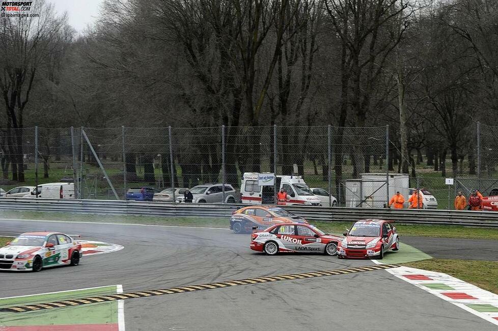 Es war die Szene des Tages beim WTCC-Saisonauftakt in Monza 2013: In der ersten Qualifikation des Jahres rauscht Aleksei Dudukalo nach einem missglückten Bremsversuch vor der ersten Schikane mit voller Wucht in seinen Lada-Teamkollegen James Thompson. Beide Autos fliegen von der Strecke.