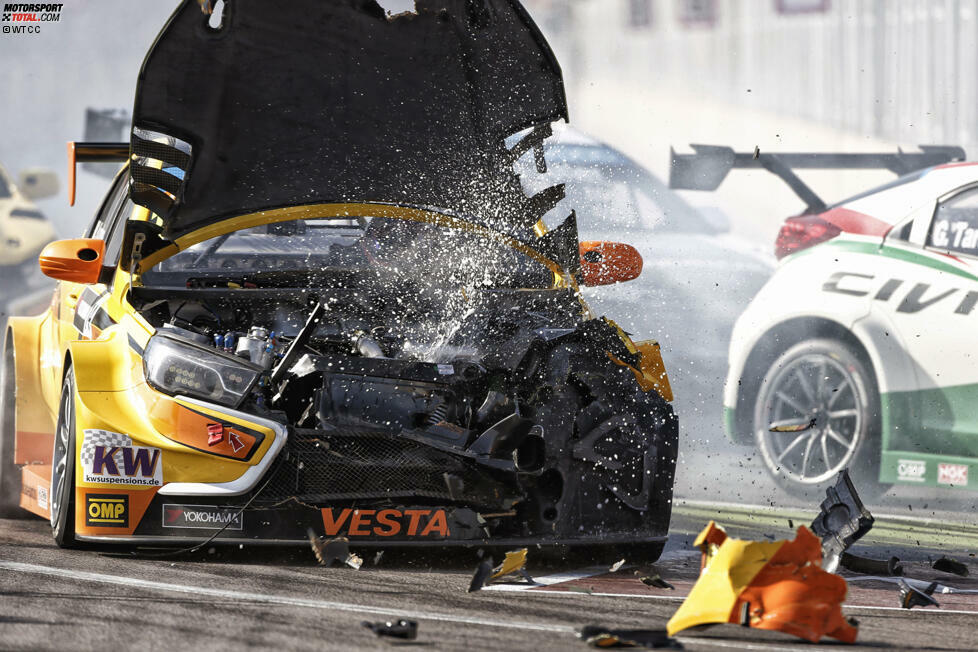 Und das ist das Ergebnis, wenige Augenblicke nach dem Crash. Michail Koslowskii, dessen demoliertes Lada-Vesta-Auto hier zu sehen ist, hat seinen Teamkollegen Rob Huff frontal getroffen und abgeschossen. Beide Lada-Fahrer sind sofort aus dem Rennen, bleiben aber zum Glück unverletzt.