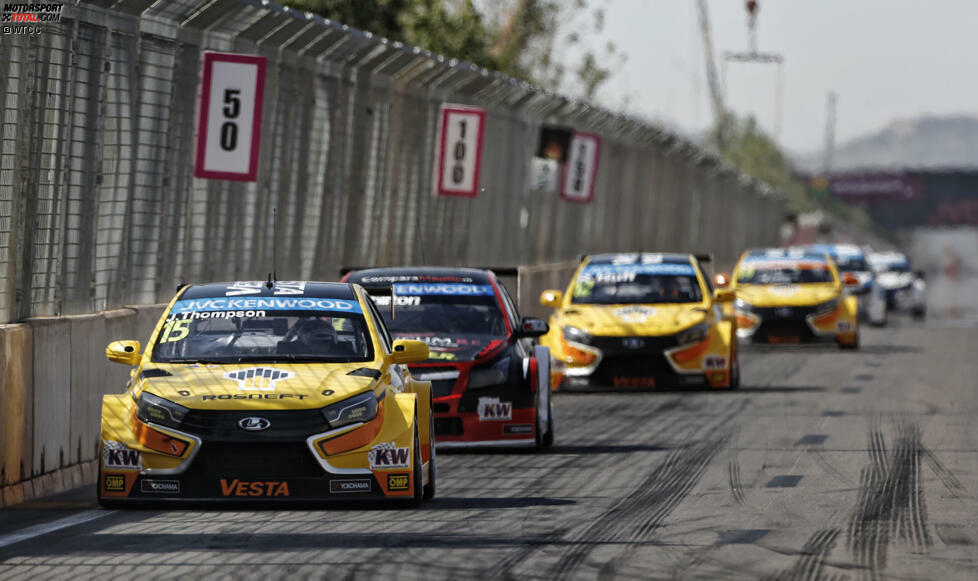 Beim zweiten Rennwochenende der WTCC-Saison 2015 passiert es dann: In der Kolonne rauschen die Lada-Piloten in der ersten Rennrunde auf die Haarnadel vor Start und Ziel zu. Rob Huff (Mitte) hat Michail Koslowskii hinter sich, doch dessen Bremsmanöver misslingt gewaltig...