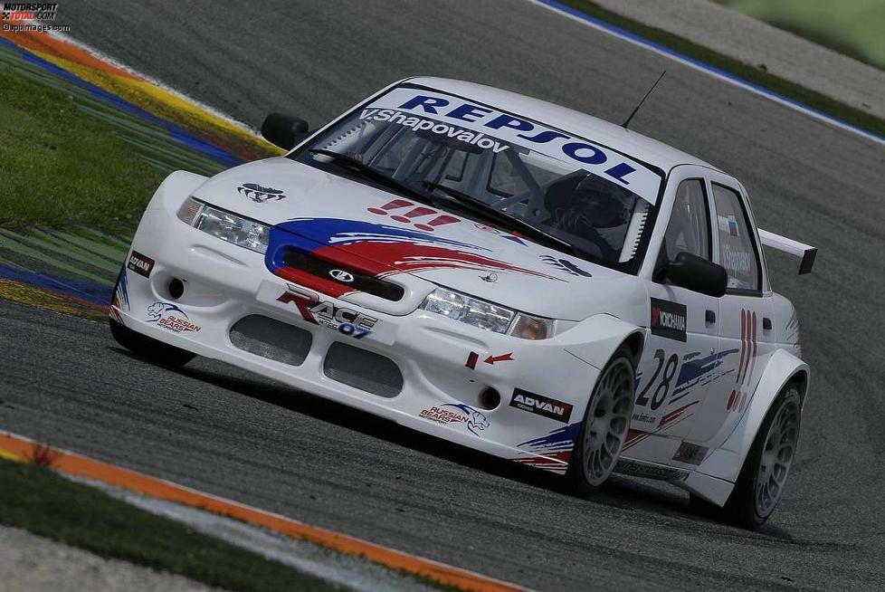 Valencia 2008: Die russische Automarke Lada gibt ihr Debüt in der WTCC. Der Rennstall Russian Bears um die beiden Fahrer Wiktor Schapowalow und Jaap van Lagen bringt zwei Lada 110 an den Start, die bei ihren Einsätzen 2008 aber meist chancenlos sind und daher auch punktelos bleiben.