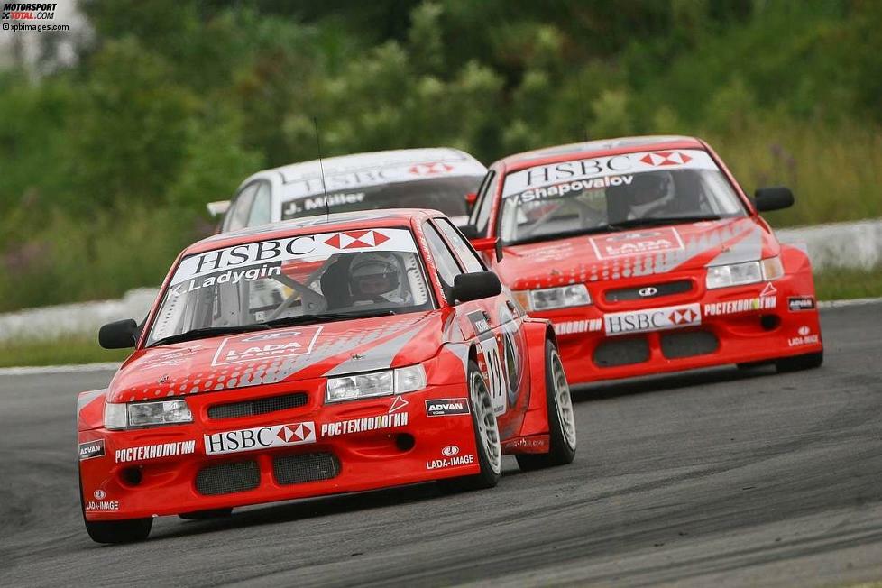 Curitiba 2009: Lada rüstet auf und steht erstmals bereits zum Saisonstart in der WTCC-Startaufstellung - mit einem offiziellen Werksteam und mit drei 110-Fahrzeugen. Neu dabei im Team ist der Russe Kyrill Ladygin. Punkte bleiben der Mannschaft aus Russland aber weiterhin verwehrt.