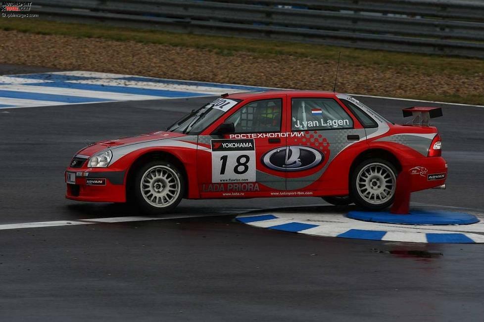 Oschersleben 2009: Beim Deutschland-Event der WTCC steht allen drei Lada-Piloten jeweils ein Priora-Auto zur Verfügung. Und Jaap van Lagen gelingt es bei schwierigen Bedingungen beinahe, zum ersten Mal in die WM-Punkte vorzudringen. Ein unverschuldeter Zwischenfall verhindert jedoch die Sensation.