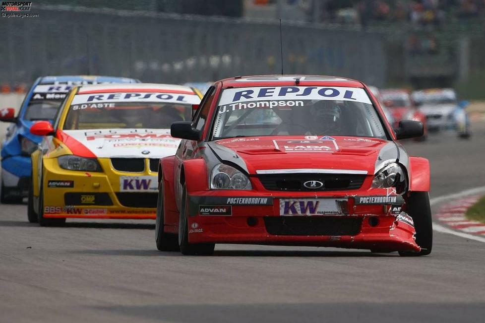 Imola 2009: James Thompson schafft, was Jaap van Lagen nicht vergönnt war. Der Lada-Fahrer belegt in beiden Imola-Rennen den sechsten Platz und streicht damit erstmals WM-Punkte für Lada ein. Obwohl er in den Rennen über weite Strecken mit einem leicht beschädigten Auto agiert.