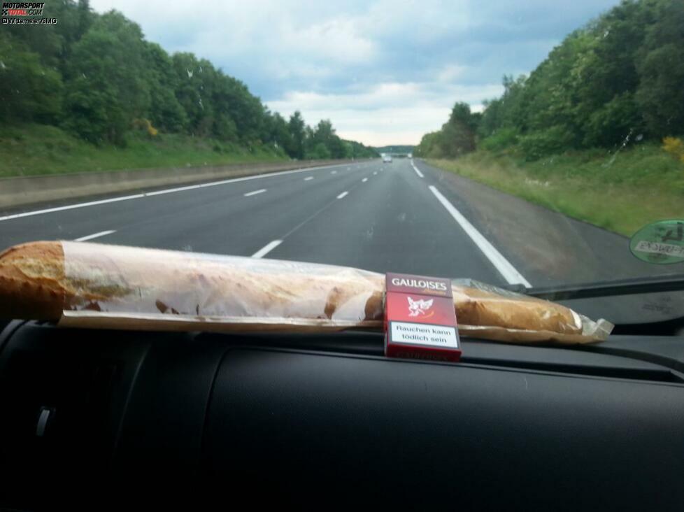 Und das Wohnmobil bietet Platz für alles Lebenswichtige, was man in Frankreich eben so braucht: ein Baguette, eine Schachtel Gauloises...