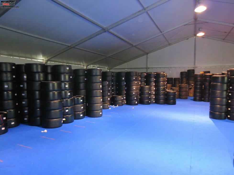 Einer der beeindruckendsten Flecken des Fahrerlagers in Le Mans ist das Reifenlager von Michelin, wo nicht weniger als 6.000 Stück 