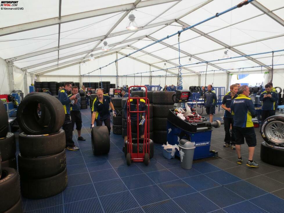 Ein Zelt weiter werden die Gummis auf die Felgen montiert und für die verschiedenen Teams fix und fertig vorbereitet. Bald auch wieder in der Formel 1? Eher nicht, sagt man uns, aber auch nicht völlig ausgeschlossen - überzeugende Dementis klingen anders. Mehr dazu schon bald auf unserer Internetseite.