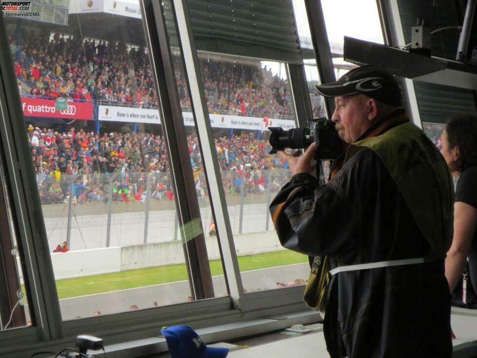 15:00 Uhr: Im Media-Center wartet der eine oder andere auf den Schnappschuss von der Zieldurchfahrt. Audi, war ja klar. Auch wenn mir mein Bauchgefühl wider aller Fakten gesagt hatte, dass es ein Toyota machen wird.