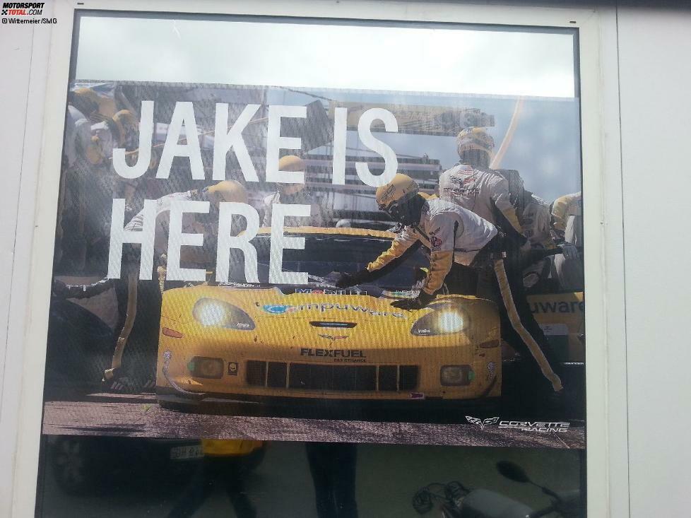 Corvette hatte so eine Art Bremsfallschirm am Auto, aber nicht sichtbar. So langsam waren die Amis in Le Mans schon lange nicht mehr. Ohnehin ein komischer Auftritt. Hier ein Plakat an deren Hospitality. Ich kenne Jan (Magnussen), Jordan (Taylor) und Jim (Campell, Chevy-Vizepräsident) - aber who the fuck is Jake???