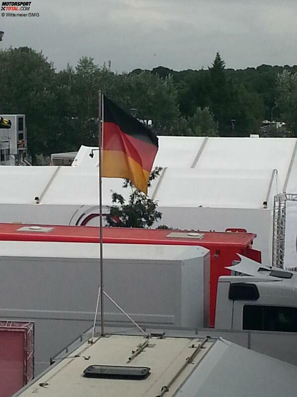 Die deutsche Flagge wehte nach den Siegen von Audi und Porsche (in der GTE-Klasse) natürlich später auch über dem Podium. Hier ein Bild, das sich der ACO genauer anschauen sollte. Im Fahrerlager war die Fahne richtigherum, über den Siegern auf dem Le-Mans-Podest wehte sie in Gold-Rot-Schwarz. Falschherum aufgehängt! Bevor mich jetzt die Franzosen hängen, haue ich lieber ab. Bis bald!