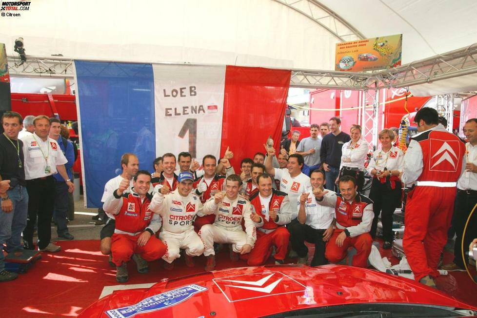 Doch schon 2004 beginnt die Loeb-Ära in der WRC. Der Franzose gewinnt im Saisonverlauf sechs Rallyes und wird bei seinem Heimspiel, der Rallye Korsika, zum ersten Mal Weltmeister. 