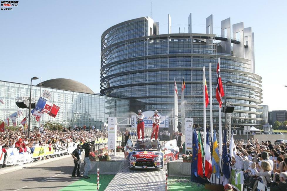 Titel Nummer sieben folgt 2010 - und das vor der eigenen Haustür. Nach einem Umzug der Rallye Frankreich ins Elsass fährt Loeb auf heimischen Straßen und darf sich vor dem Europaparlament in Straßburg als Champion feiern lassen. 