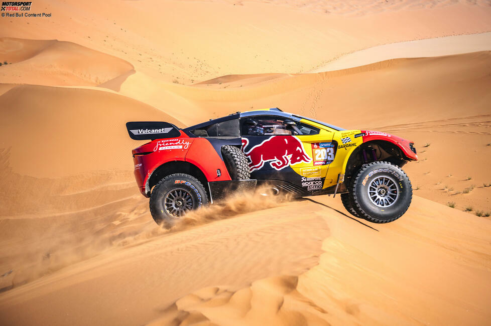 Und: Bei der Rallye Dakar tritt Loeb auch an, seitdem diese von Südamerika nach Saudi-Arabien umzogen ist. Bei vier Starts mit einem Hunter des BRX-Teams, der von Prodrive vorbereitet wird, fährt der WRC-Rekordchampion dreimal auf das Podium. Ein Dakar-Sieg ist ihm aber noch nicht gelungen. 2025 greift er als 50-Jähriger mit einem Dacia an.