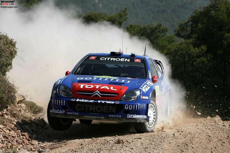 Doch zurück auf die Rallye-Piste. Erinnerin Sie sich? Sebastien Loeb war auch schon in Blau unterwegs. Und egal, ob mit Citroen-Werkseinsatz oder mit dem privaten Kronos-Team, der Rallye-Spezialist aus dem Elsass wirbelt gehörig Staub auf und siegt von 2004 bis einschließlich 2012 in Serie.